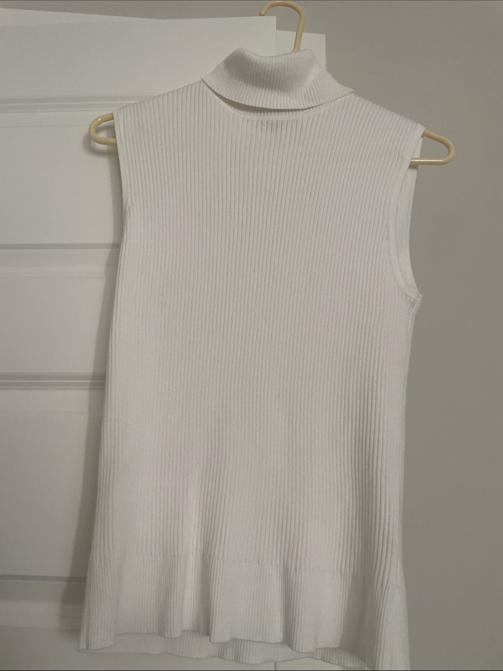 Cable & Gauge Sleeveless Ribbed Turtleneck Top - White